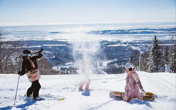 Skieurs en haut du Mont-Sainte-Anne