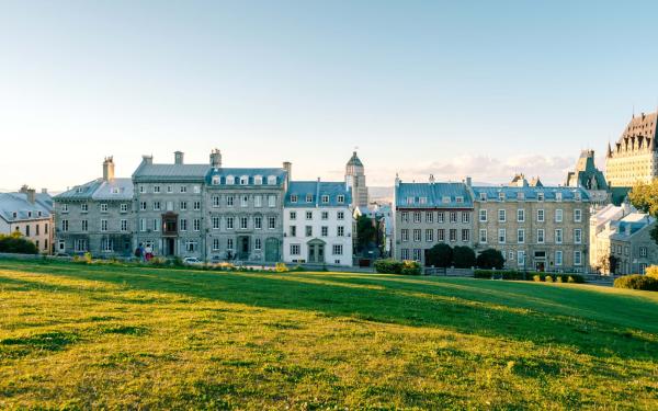 View of avenue Saint-Denis and its heritage houses with the Château Frontenac in the background.