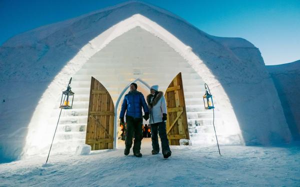 A couple in front og the Ice Hotel at night