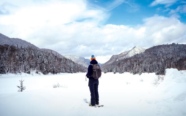 Randonneur en raquette au Parc national de la Jacques-Cartier