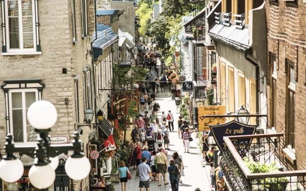 Des touristes marchent sur la rue du Petit-Champlain en été.