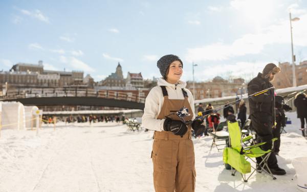 Jeune fille au Village Nordik Port de Québec