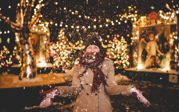 Femme sous la niege qui tombe au Marché de Noel allemand