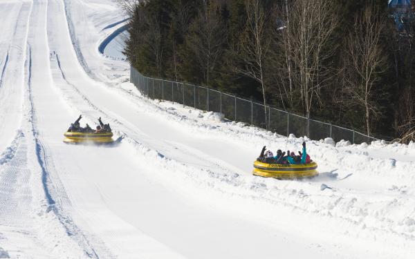 La glissade Tornade au centre de jeux d'hiver du Village Vacances Valcartier.