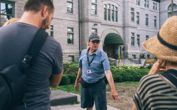 HQ Services Touristiques - Visites à pied en groupe et privées devant l'Hôtel de ville