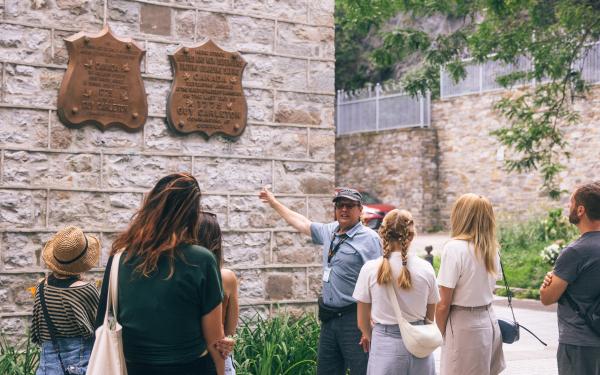 HQ Services Touristiques - Visites à pied en groupe et privées devant des plaques commémoratives