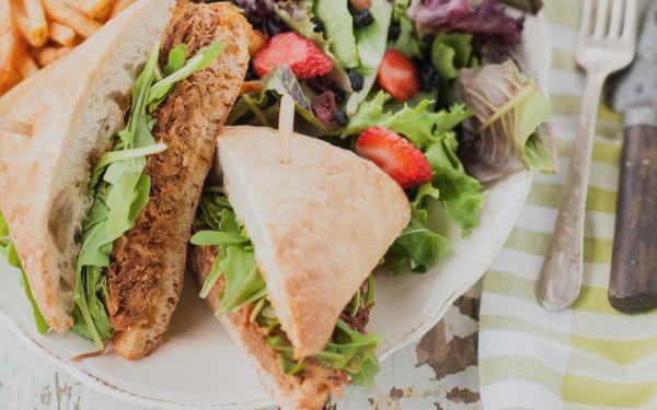 Cassis Monna & filles - Sandwich and salad
