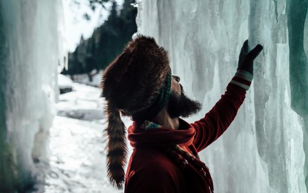 Parc naturel régional de Portneuf - homme à côté d'une paroi de glace