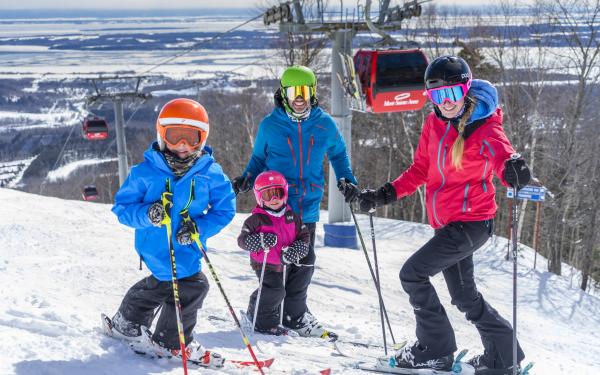 Une famille fait du ski alpin au Mont-Sainte-Anne.