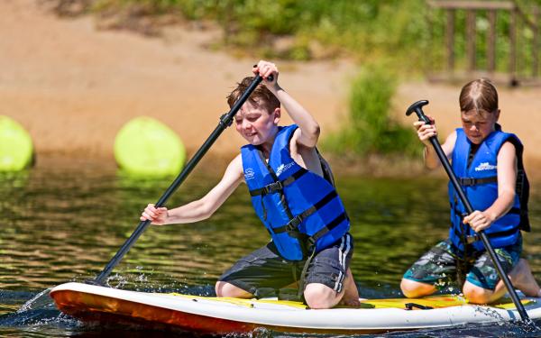 Au Chalet en Bois Rond - Enfants en paddleboard