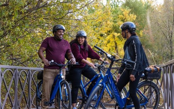 Tuque & bicycle expériences - Trois personnes en activité guidée et location de vélo électrique