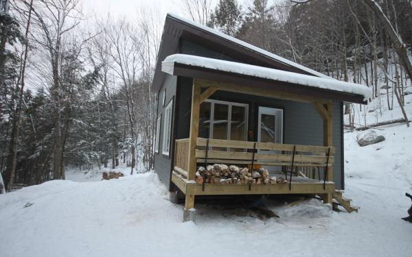 Façade extérieure d'un refuge en hiver dans le Parc naturel régional de Portneuf.