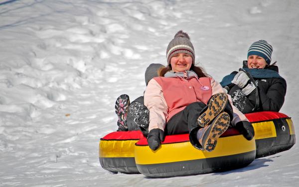 Au Chalet en Bois Rond - Glissade sur tubes en famille