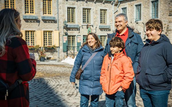 HQ Services Touristiques - Groupe en visites à pied en groupe et privées