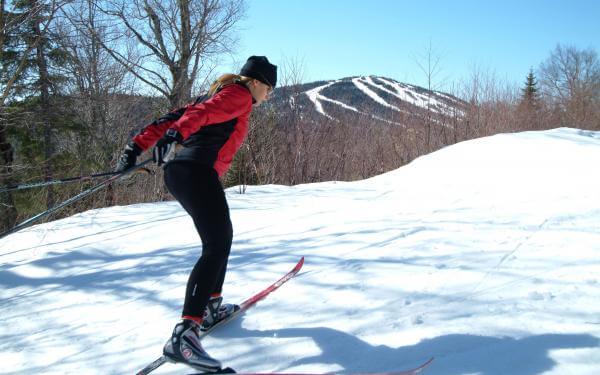 Une femme en ski de fond au Mont-Sainte-Anne, dans la région de la Côte-de-Beaupré, à proximité de la ville de Québec.