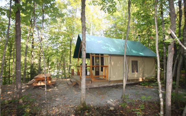 Parc naturel régional de Portneuf - Prêt-à-camper avec table de pique-nique