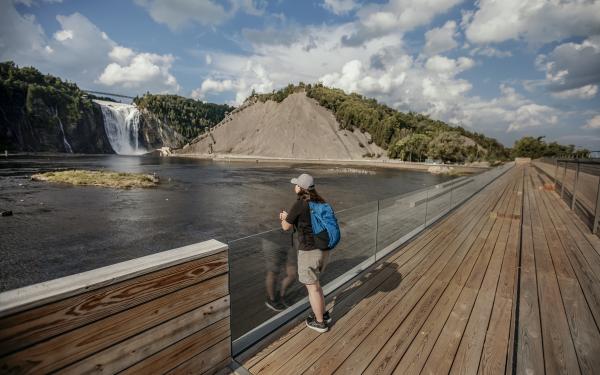 Parc de la Chute-Montmorency - persopnne sur la passerelle contemplative