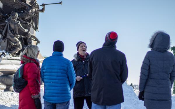 Tours Voir Québec - Guide à la statue de Champlain en hiver