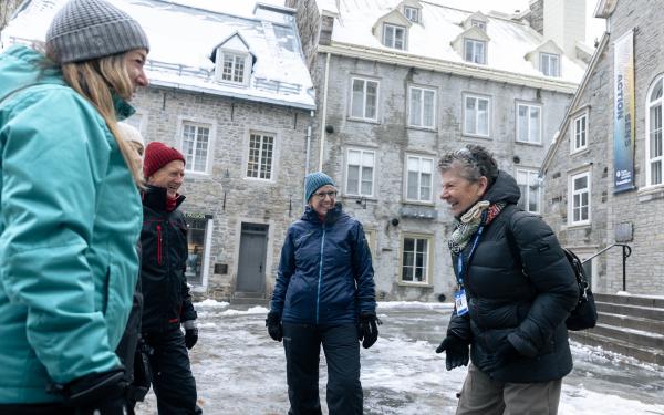 HQ Services Touristiques - Visites à pied en groupe et privées en hiver