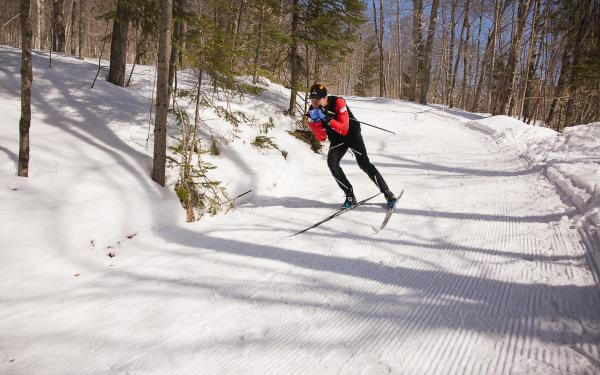 A skier is cross-country skiing on the trails of the Station touristique Duchesnay.