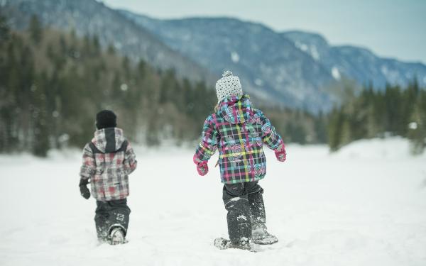 Two children on snowshoes in the Jacques-Cartier National Park, in winter.