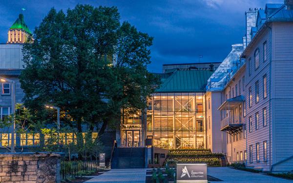 Le Monastère des Augustines - Vue extérieure de soir