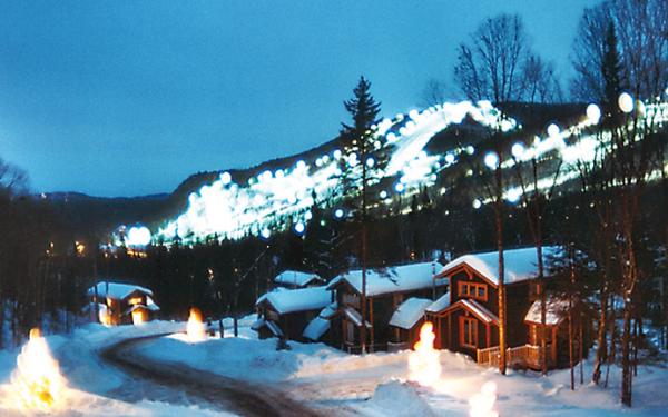Hébergement Stoneham Condos - chalets au pied de la montagne en hiver