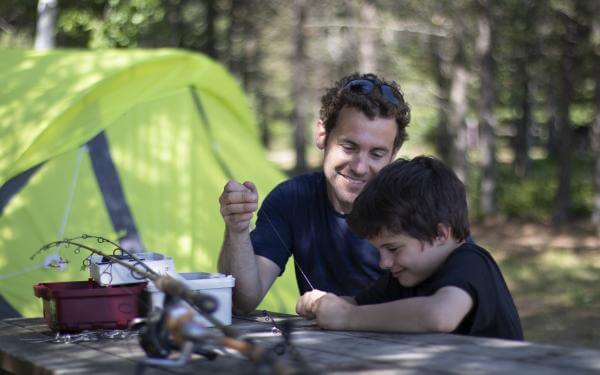 La pêche en famille lors d'un séjour en camping dans le Parc national de la Jacques-Cartier.