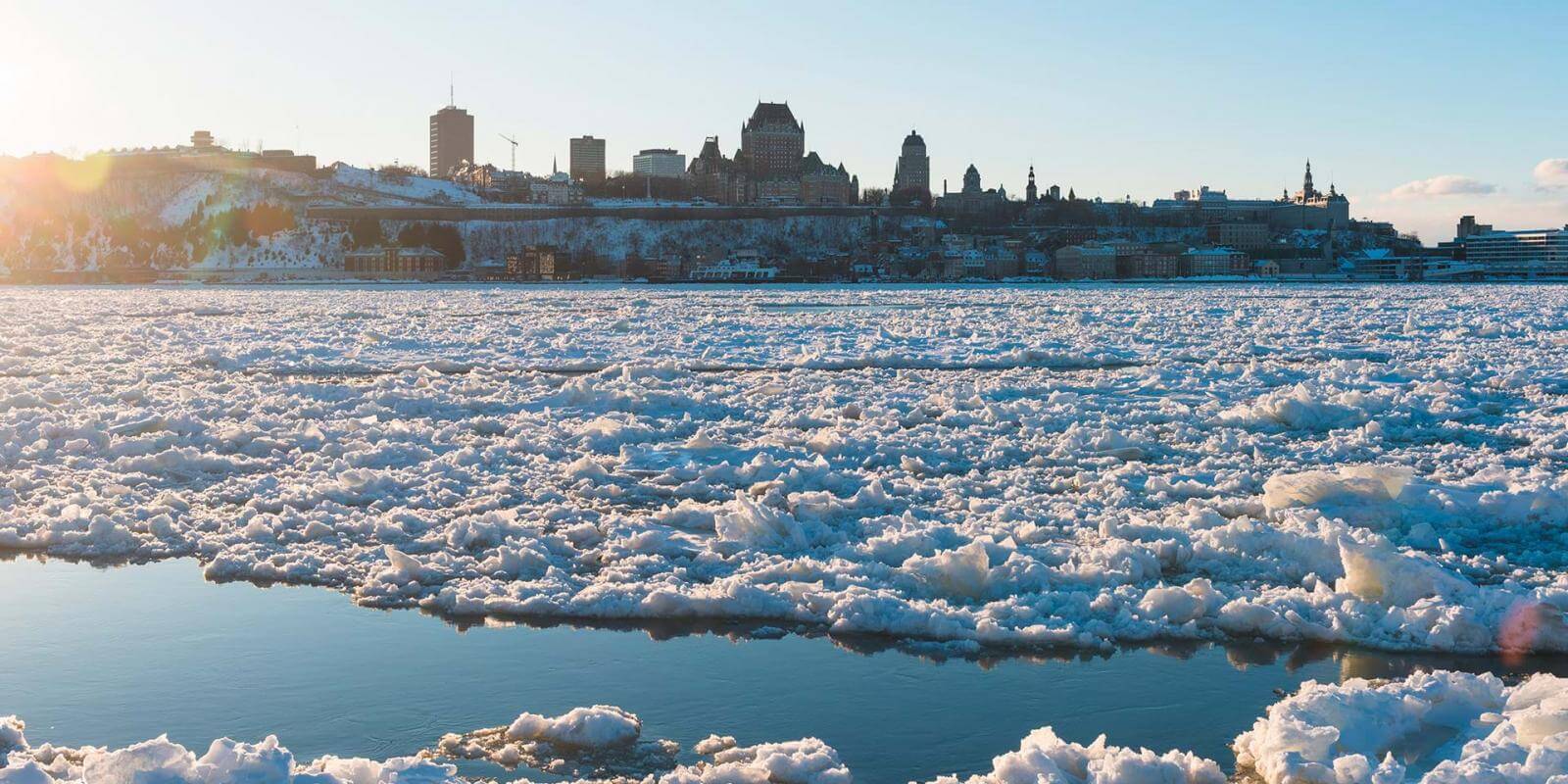 Panorama du Vieux-Québec en hiver et du fleuve Saint-Laurent glacé, à partir de Lévis.