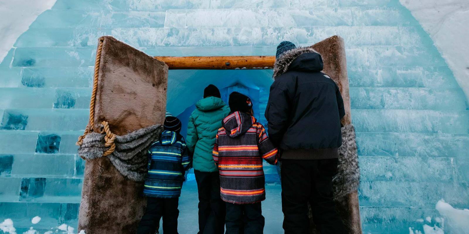 Famille qui entre dans l'Hôtel de glace