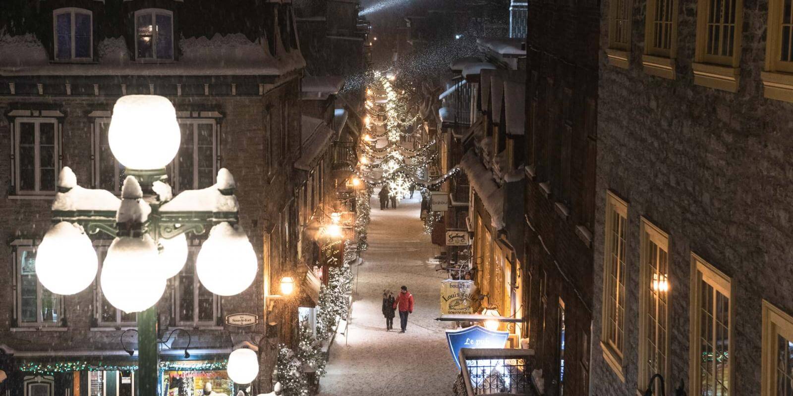 Promenade en amoureux sur la rue du Petit-Champlain illuminée et décorée en hiver. 