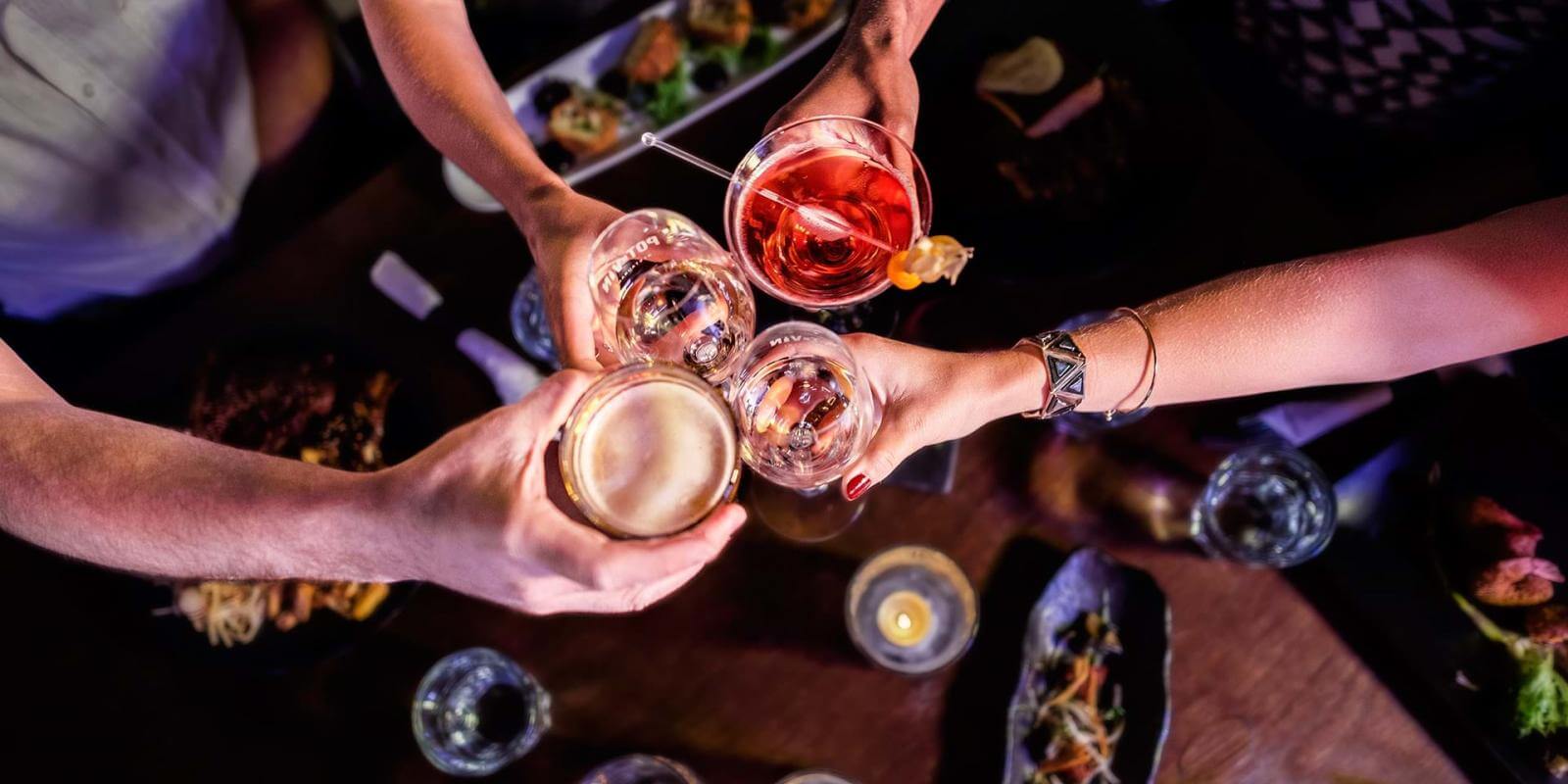 Repas entre amis au restaurant, avec alcool et nourriture en abondance. 