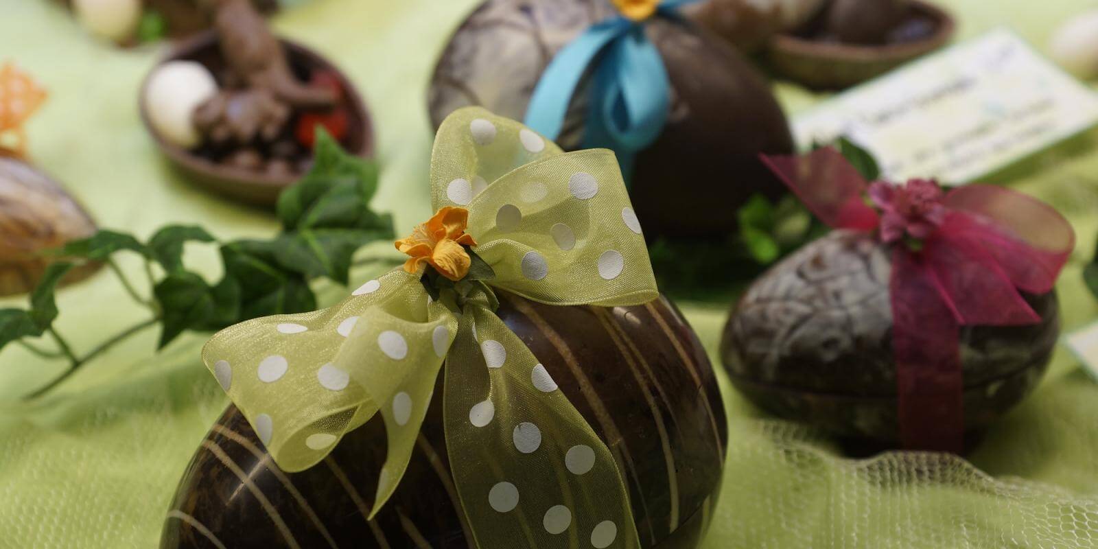 Oeufs en chocolat décorés pour Pâques