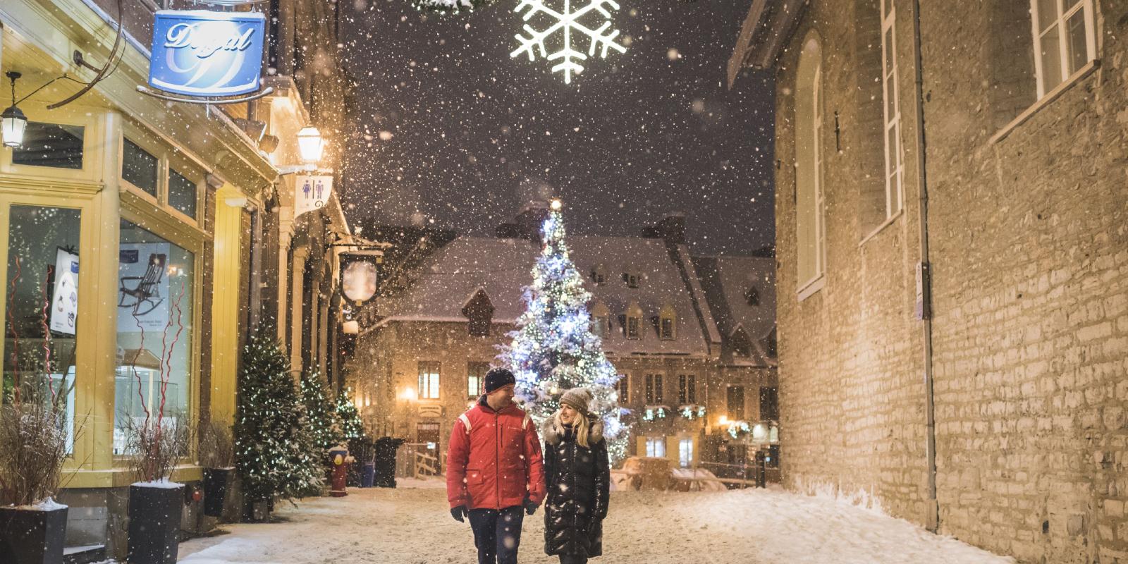Couple qui marche sous la neige entre place Royale et le Petit-Champlain 