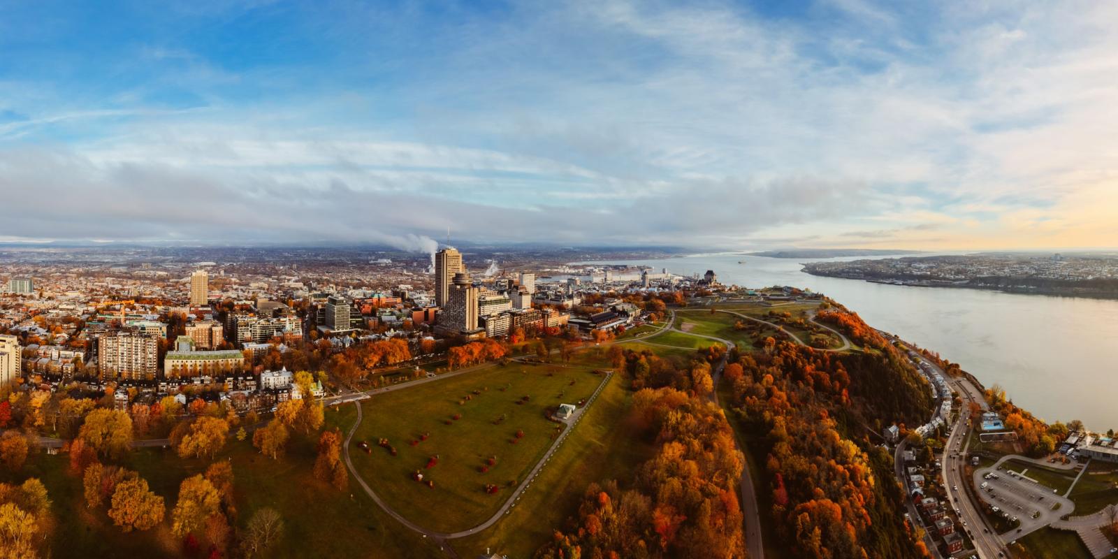 Vue aérienne des plaines et de Québec avec les couleurs d'automne