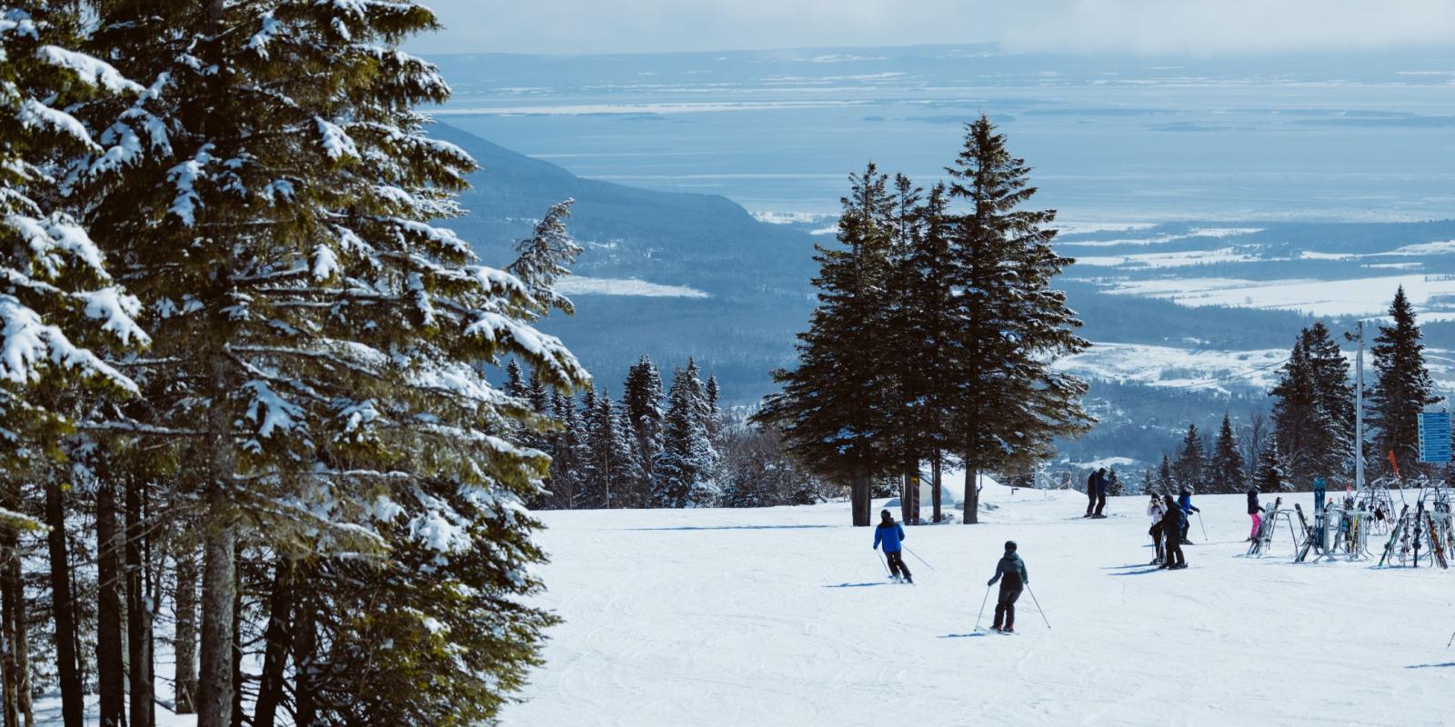 Skieurs dévalent la pente au Mont-Sainte-Anne
