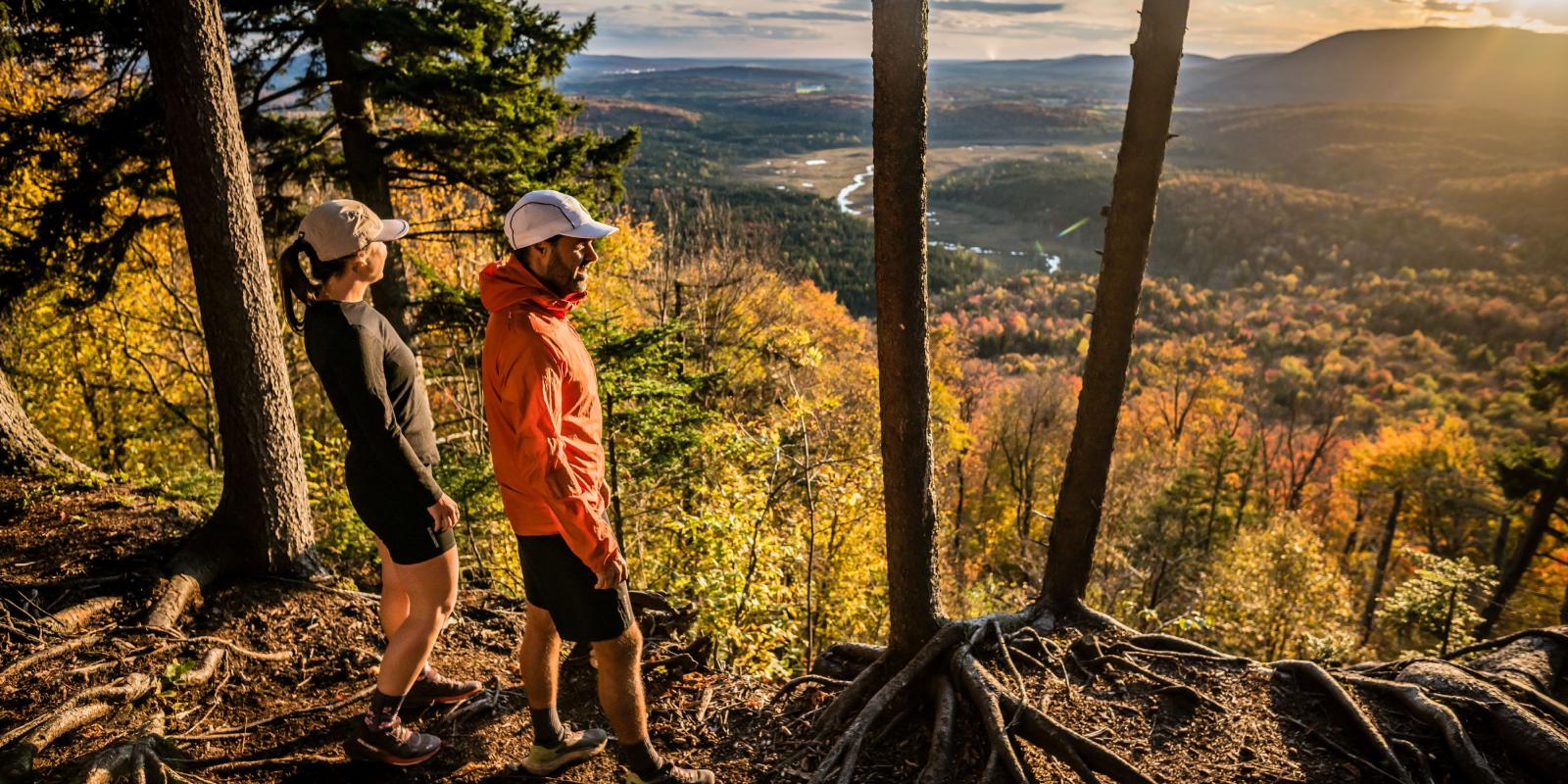 Des randonneurs qui admirent la vue sur la vallée