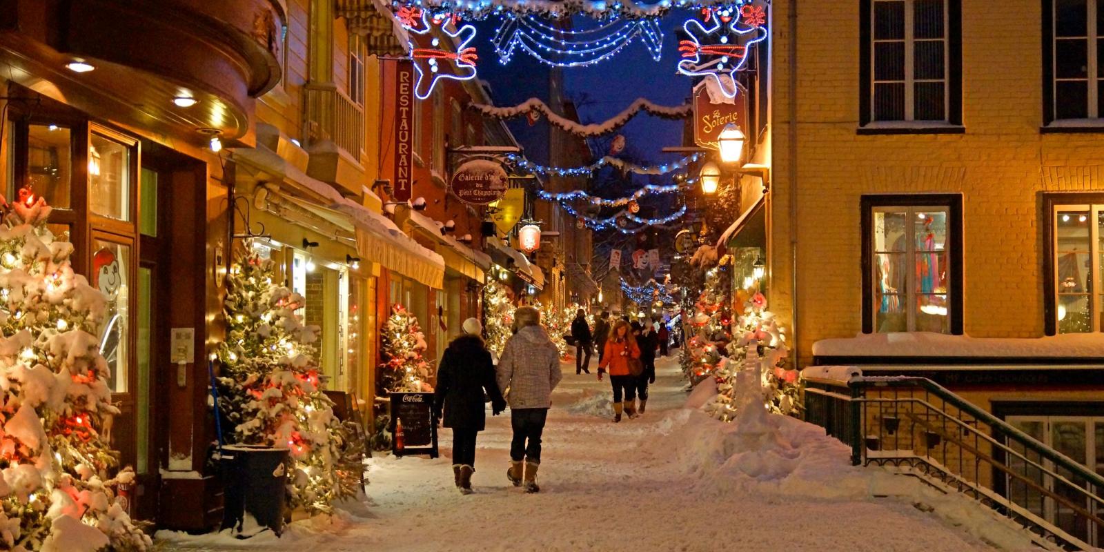 Des gens marchent dans la rue du Petit-Champlain décorée pour Noël
