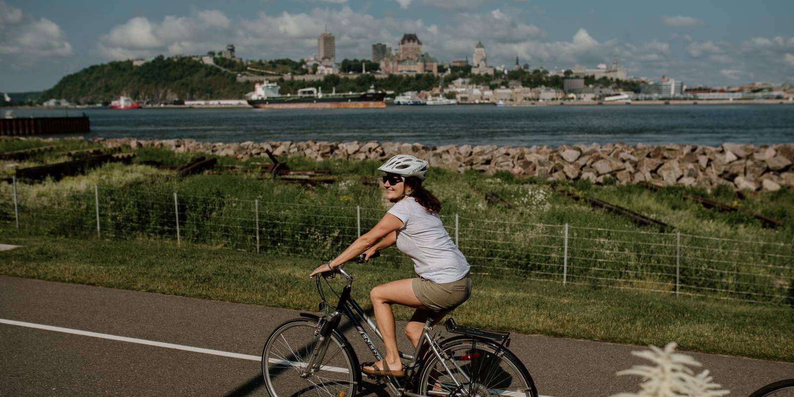 A cyclist on Parcours des Anses Bike Path in front of Québec City