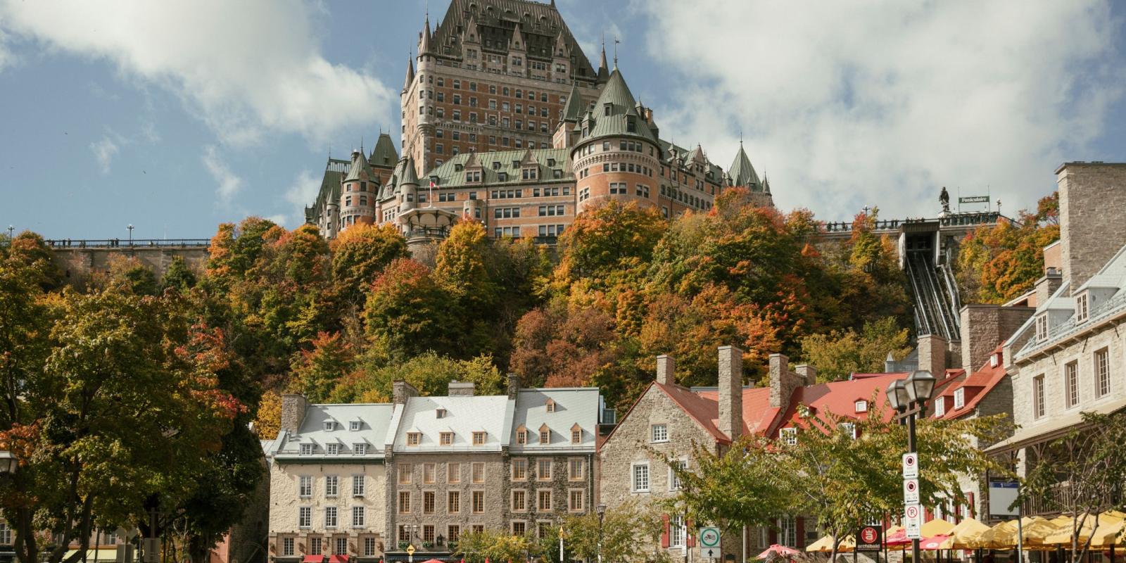 Vue sur le Château Frontenac avec les arbres en couleurs