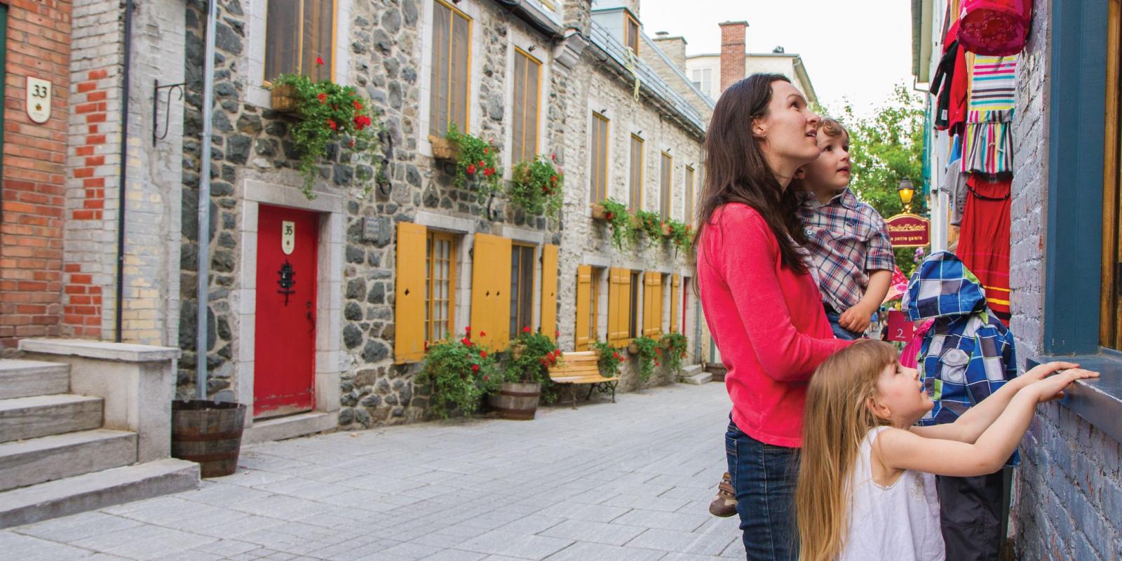 Mère avec ses enfants devant une boutique du Petit-Champlain