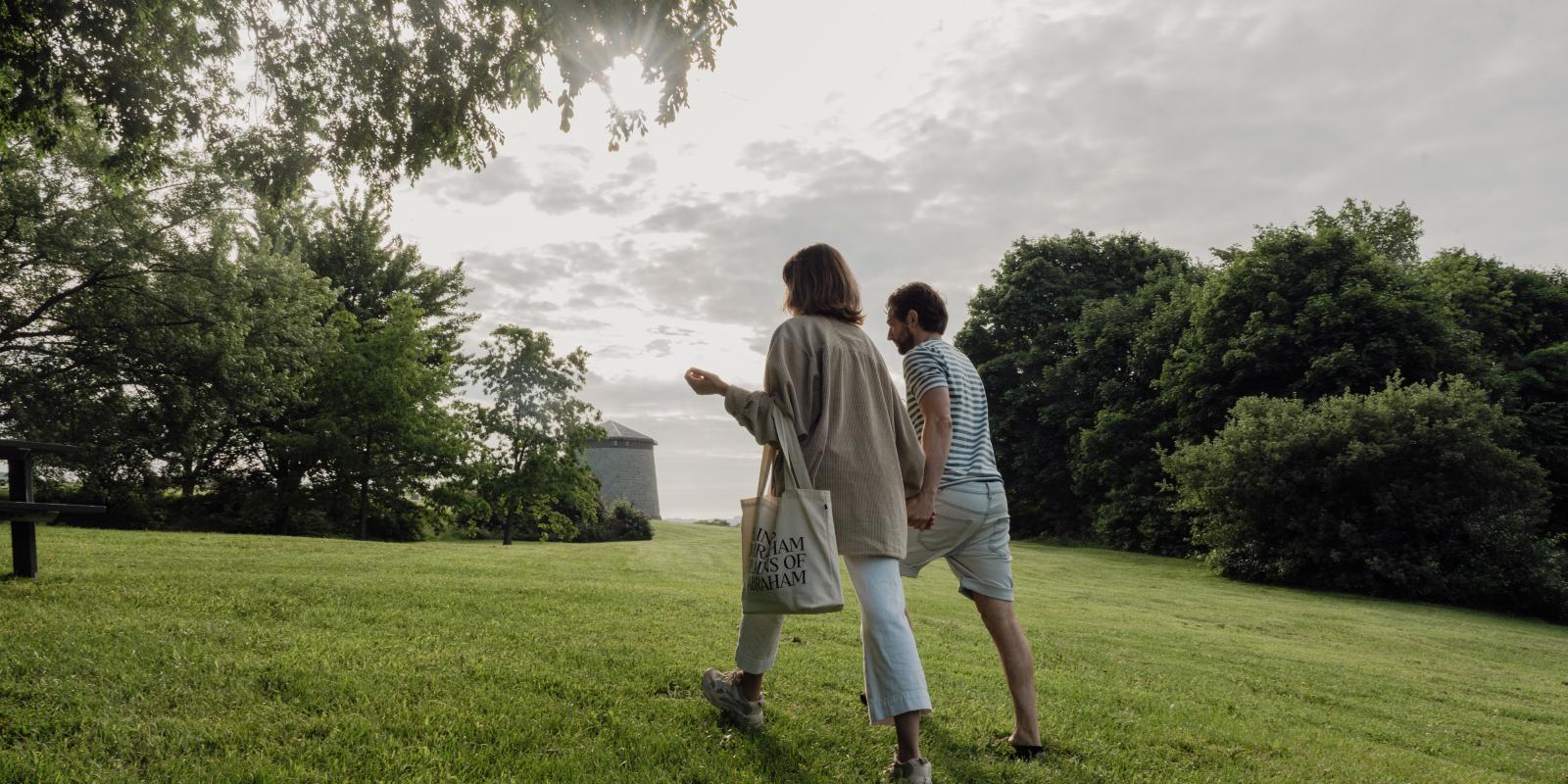 Couple qui marche sur les plaines d'Abraham