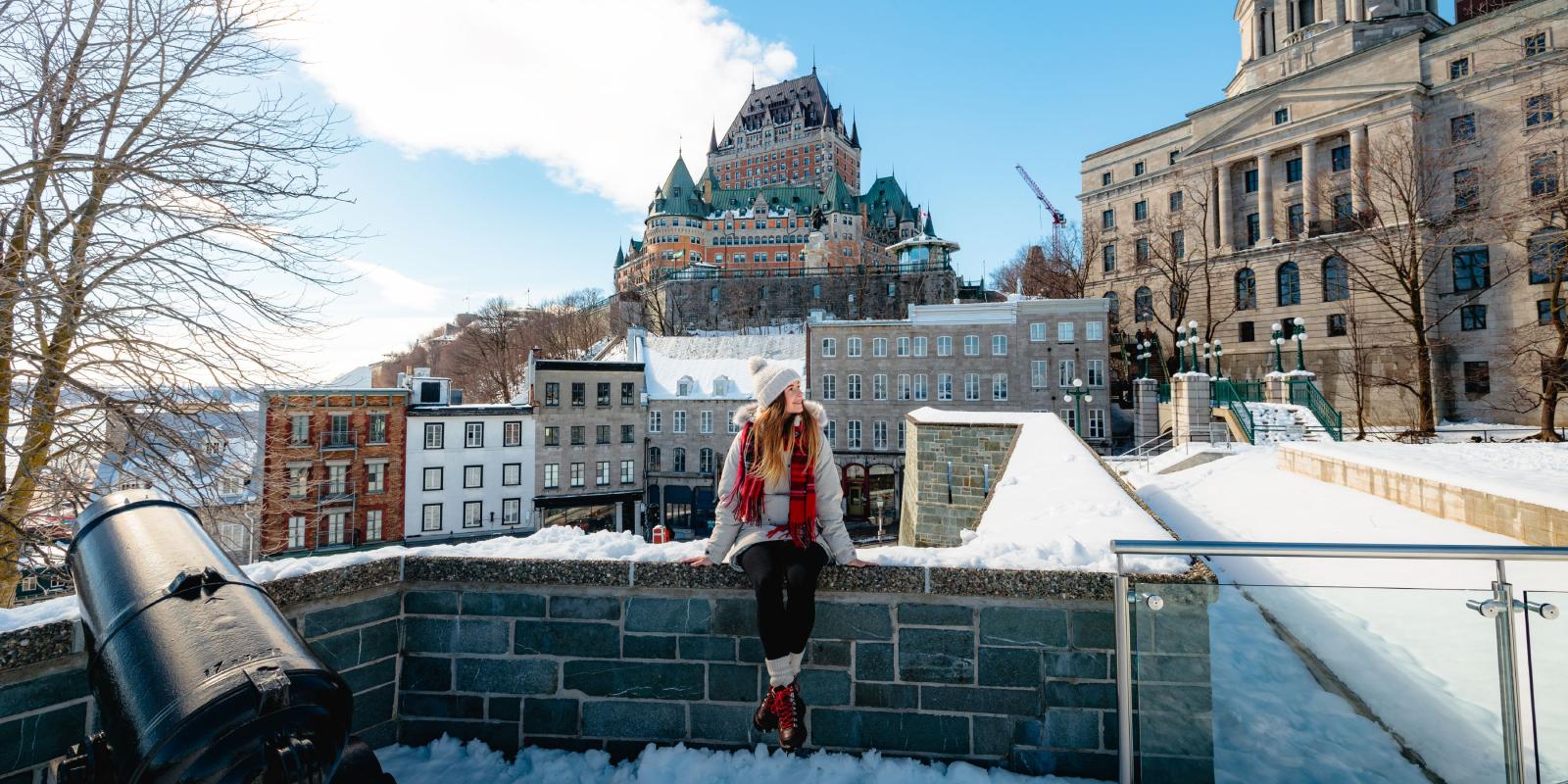 Femme devant le Château Frontenac en hiver