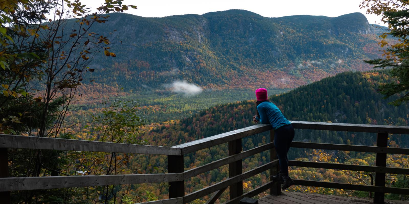Randonneur à la Vallée Bras-du-Nord en automne