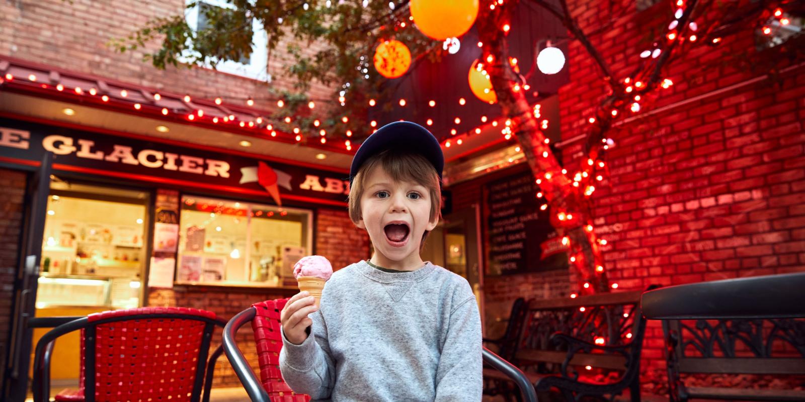 Enfant qui mange une crème glacée