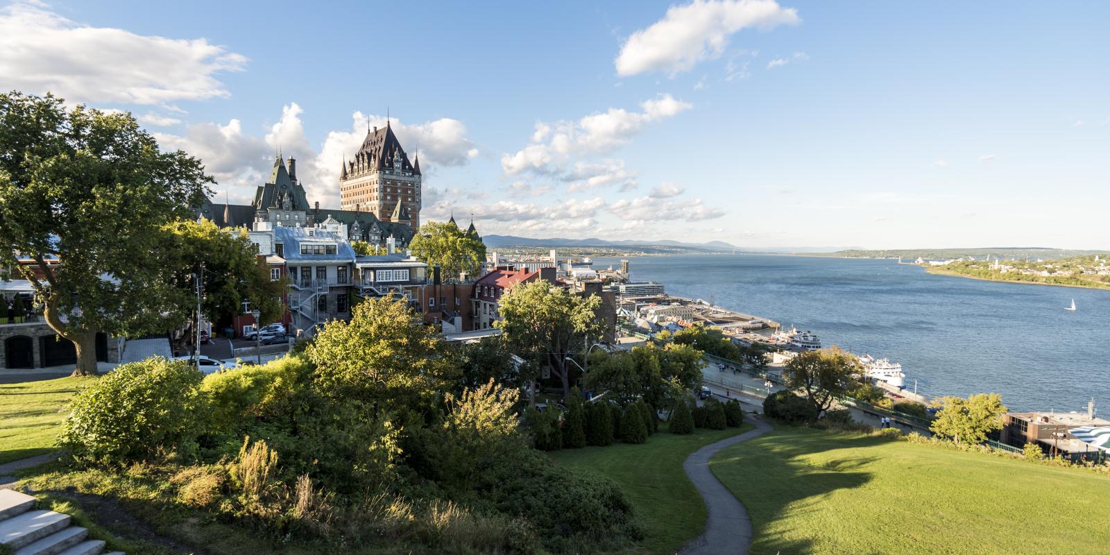 Vue sur Québec et le fleuve à partir de la terrasse Pierre Dugua-de-Mons