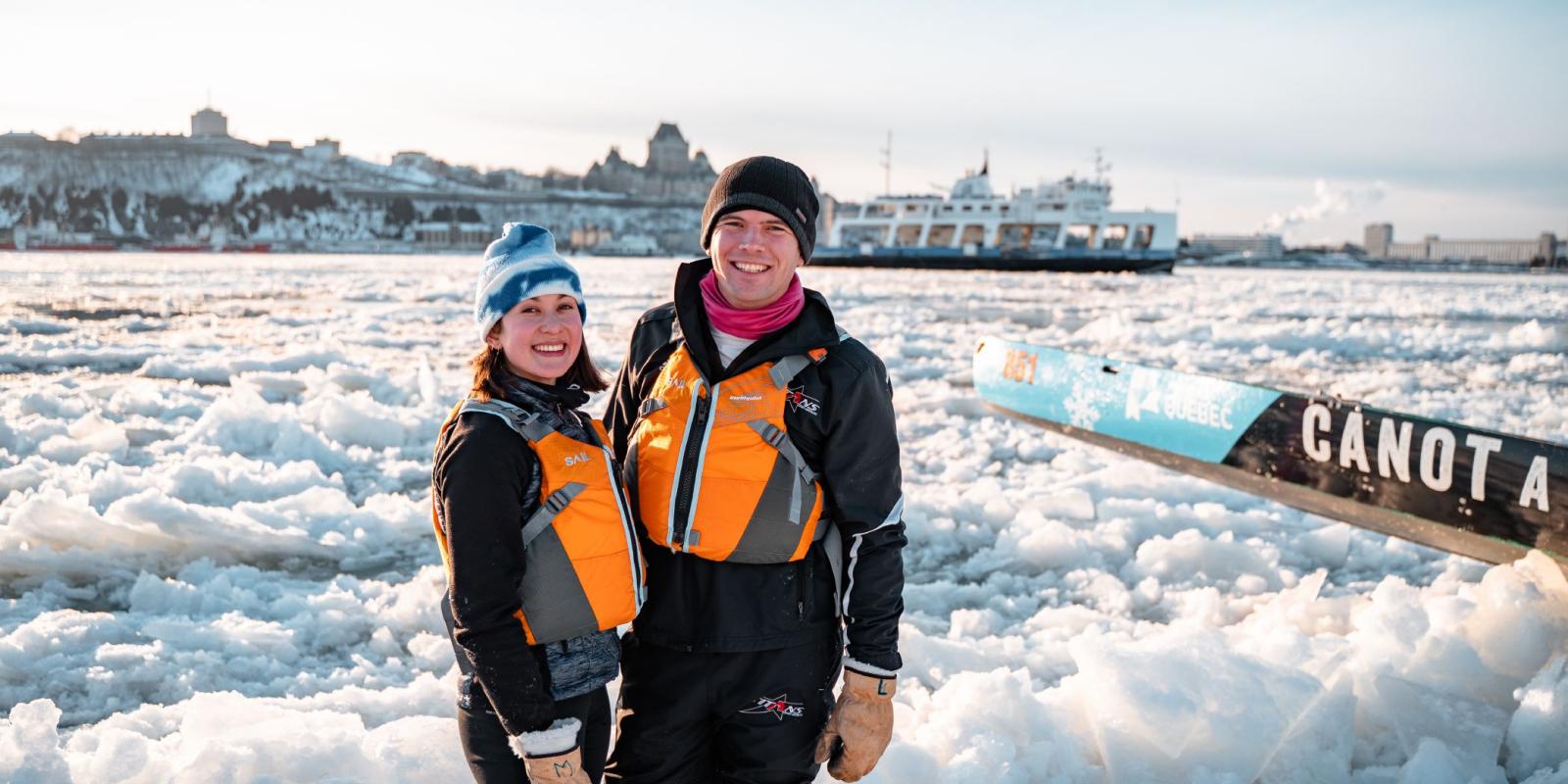 Couple qui s'apprête à faire du canot à glace