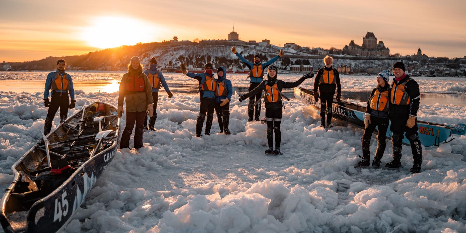 Groupe en canot à glace au coucher du soleil