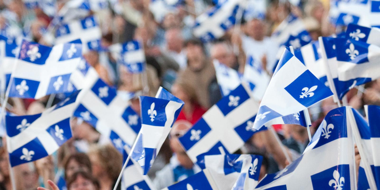 Foule avec drapeaux du Québec