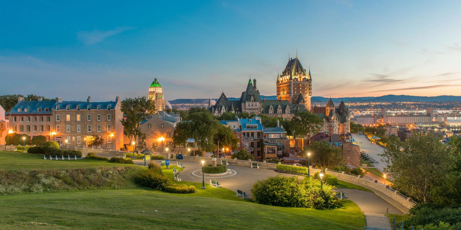 Terrasse Pierre-Dugua-de-Mons en soirée